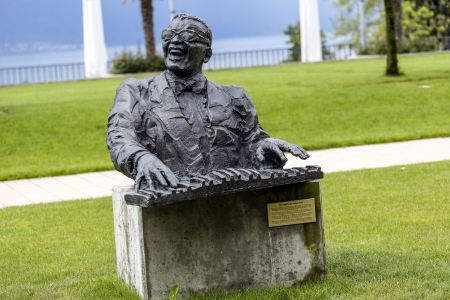 MONTREUX - MAY 26: Bronze Statue to Ray Charles (1930 - 2004), created by Italian artist Marco Zeno, stands in the gardens of the Montreux Palace, in Montreux, Switzerland on May 26, 2013のeditorial素材