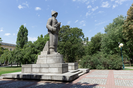 WARSAW, POLAND - AUGUST 05, 2016: Sculpture of the soldier standing at attention who holds in hands a machine gun. It is a Monument to Soldier of the First Polish Armyのeditorial素材