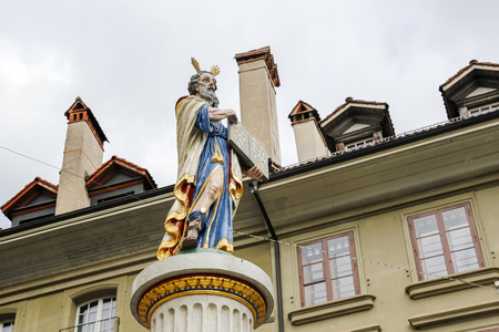 Bern, Switzerland - April 17, 2017: The figure who stands on top of the ornate pillar of the Moses fountain (Mosesbrunnen).のeditorial素材