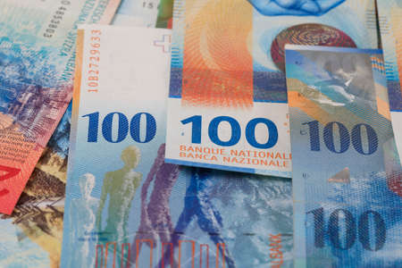 Next to each other are banknotes of the new and previous issue of the Swiss franc currency.
