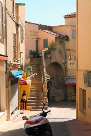 Saint-Tropez, France - July 08, 2009: A narrow street leads to a small courtyard. There are traditional houses here, one of which is accessed by a stone staircase.のeditorial素材