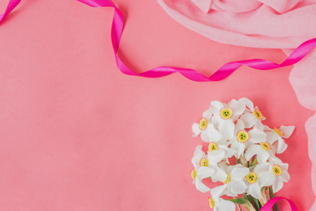 White daffodils flowers on a pink background empty space for your text, top viewの写真素材