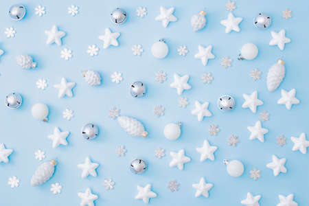 Flat lay pattern with snowflakes and christmas decoration on a blue backgroundの写真素材