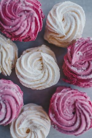White mango and pink blueberry marshmallows or zephyr with sugar powder on a table. Homemade sweet.の写真素材