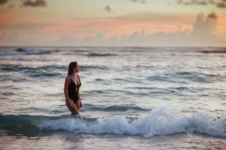 The sun on the palms of the girlの写真素材