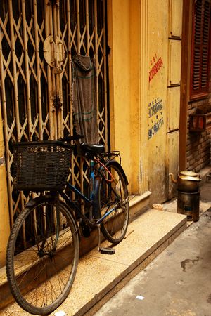 posee bicycle on a wall in vietnamの写真素材