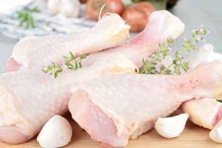raw chicken drumsticksの写真素材