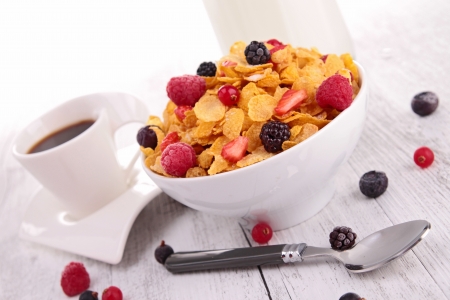 bowl of corn flakes with berries fruitsの写真素材