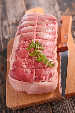roast beef  on wooden table の写真素材
