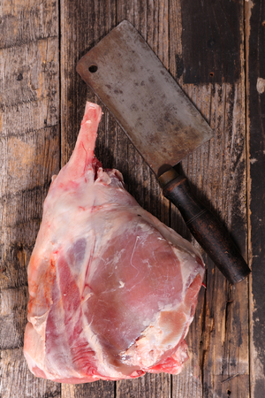 raw lamb legの写真素材