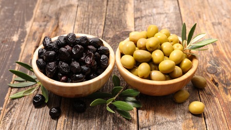 green and black oliveの写真素材