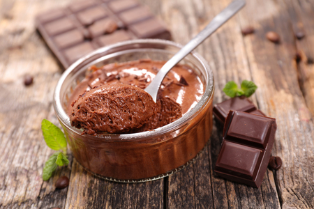 chocolate mousse with spoonの写真素材