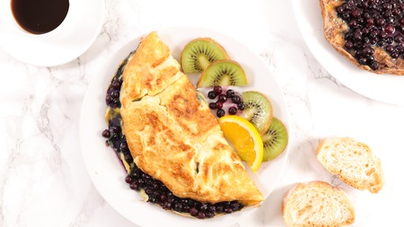 blueberry omelet and coffeeの写真素材