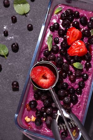 frozen sorbet ice cream with strawberry berry closeupの写真素材