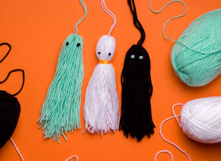 diy thread ghosts for halloweenの写真素材