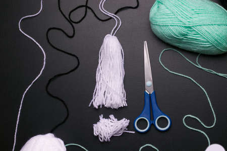 DIY Halloween thread ghost step by step. Image three. cut the edge of the product