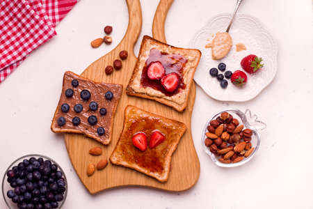 making breakfast peanut butter and jelly sandwichの写真素材