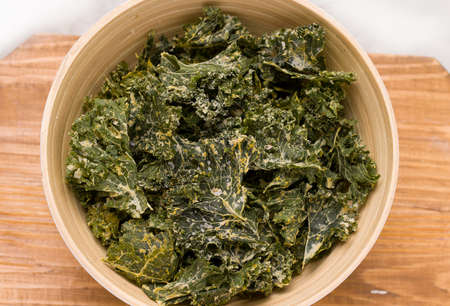 Kale chips in a bowl. Close-upの写真素材