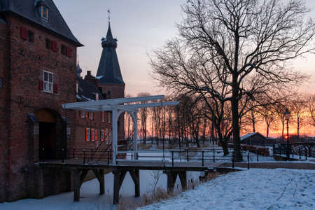 A mesmerizing sunrise over the historic Doorwerth castle during winter in Hollandのeditorial素材