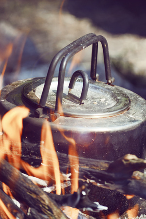 cap or top Kettle camp near the fire, filterの写真素材