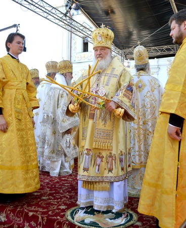 Kiev, Ukraine, the Holy Dormition Kiev-Pechersk Lavra, the celebrations in honor of the anniversary of baptism rusib - July 27, 2013: Patriarch Kirill blessed the people in worship in honor of the anniversary of 1025 anniversary of the baptism of Rus in Kのeditorial素材