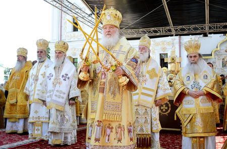 Kiev, Ukraine, the Holy Dormition Kiev-Pechersk Lavra, the celebrations in honor of the anniversary of baptism rusib - July 27, 2013: Patriarch Kirill blessed the people in worship in honor of the anniversary of 1025 anniversary of the baptism of Rus in Kのeditorial素材