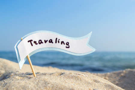 Empty blue white blank speech bubble on wooden stick on sandy sea beach close-upの写真素材