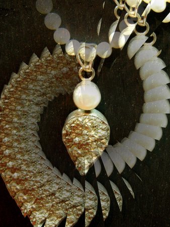 Gold and pearl medallion - illusion