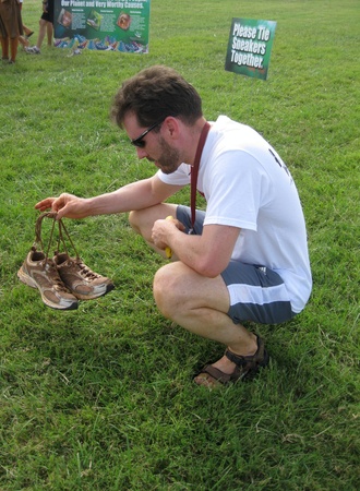 Huntersville, NC - August 27, 2011 - A participant donating his Warrior Dash sneakers to The Green Sneakersのeditorial素材