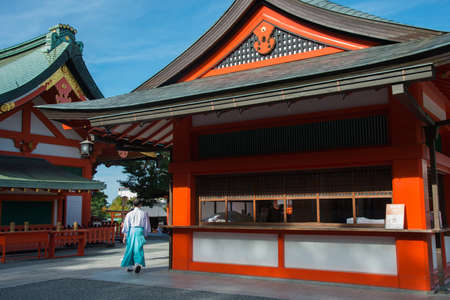 Back of a person walking away at Fushimi Inari Shrine, near Kyoto. Dressed in a traditional wayのeditorial素材