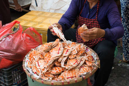 Selecting crabs in a city market. Hanoi, Vietnam, Asiaの写真素材