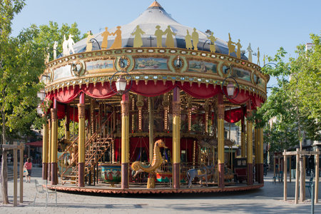Traditional merry-to-go. Seats in the form of rows of wooden animals mounted on posts, many of which are moved up and down by gears to simulate galloping, to the accompaniment of looped circus music.のeditorial素材