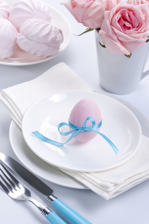 Easter table setting with flowers and easter eggの写真素材