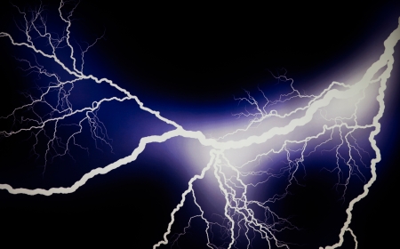 Lightning extends horizontally across a black backgroundの写真素材