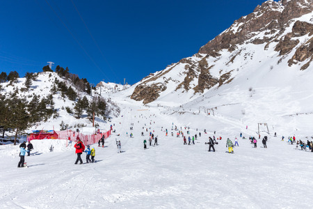 AZAU, RUSSIA - FERUARY 22: A lot of people skiing at Elbrus mountain, on February 22, 2015, Azau, Russia.のeditorial素材