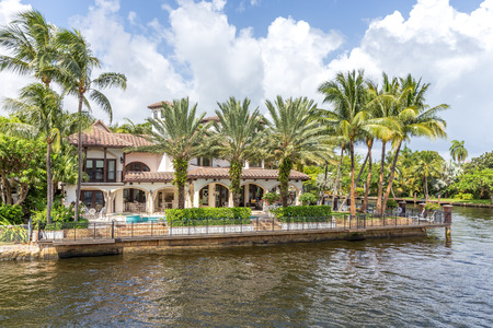 FORT LAUDERDALE, USA - AUGUST 30, 2014 : Luxury mansion in exclusive part of Fort Lauderdale known as small Venice on August 30, 2014 in Fort Lauderdaleのeditorial素材