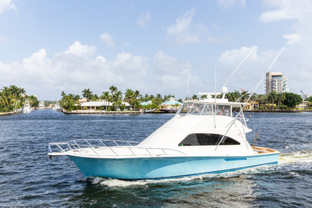 FORT LAUDERDALE, USA - AUGUST 30, 2014 : Luxury mansion in exclusive part of Fort Lauderdale known as small Venice on August 30, 2014 in Fort Lauderdaleのeditorial素材