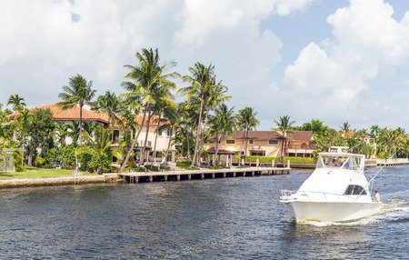 FORT LAUDERDALE, USA - AUGUST 30, 2014 : Luxury mansion in exclusive part of Fort Lauderdale known as small Venice on August 30, 2014 in Fort Lauderdaleのeditorial素材