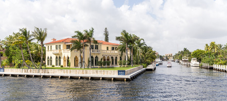 FORT LAUDERDALE, USA - AUGUST 30, 2014 : Luxury mansion in exclusive part of Fort Lauderdale known as small Venice on August 30, 2014 in Fort Lauderdaleのeditorial素材