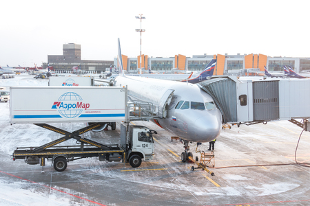 MOSCOW, RUSSIA - DECEMBER 06, 2016 : Loading cargo on a plane in SHEREMETYEVO airport on December 06.2016 in Moscowのeditorial素材