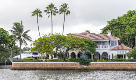 FORT LAUDERDALE, USA - AUGUST 30, 2014 : Luxury mansion in exclusive part of Fort Lauderdale known as small Venice on August 30, 2014 in Fort Lauderdaleのeditorial素材
