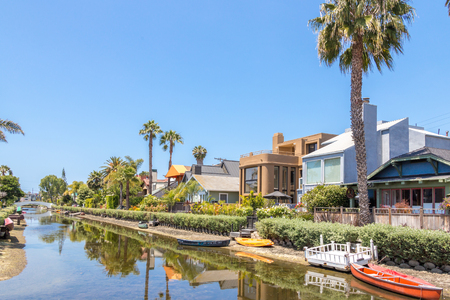 VENICE, UNITED STATES - MAY 21, 2015: Houses on the Venice Beach Canals in Californiaのeditorial素材
