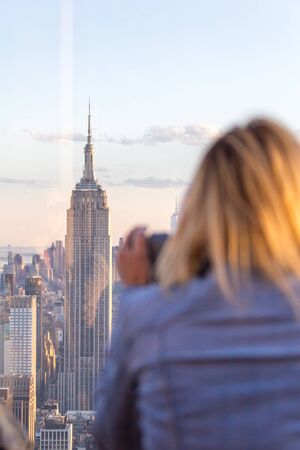 New york, USA - May 17, 2019: New york, USA - May 17, 2019: Rear View of Woman looking Through Binocular View Finder at New York City Skylineのeditorial素材