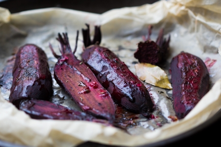 Baked whole beet with olive oil and herbsの写真素材