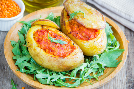 Whole potatoes with skins stuffed with vegetable tomato stew with red lentil, delicious vegetarian dish, healthy eating, tasty dietの写真素材