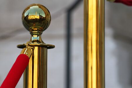 Brass stanchion with red velvet rope. The knob reflects Piazza Navona in Romeの写真素材
