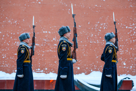 MOSCOW, RUSSIA - JANUARY 05, 2017: Hourly change of the Presidential guard of Russia at the Tomb of Unknown soldier and Eternal flame in Alexander garden near Kremlin wall. Winter view.のeditorial素材