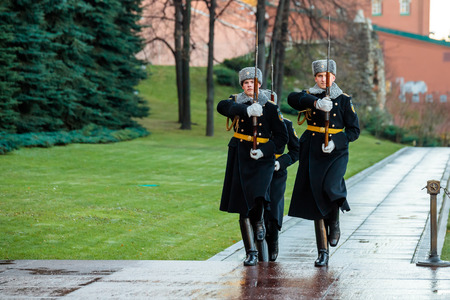MOSCOW, RUSSIA - NOVEMBER 08, 2017: Hourly change of the Presidential guard of Russia at the Tomb of Unknown soldier and Eternal flame in Alexander garden near Kremlin wall. Autumn view.のeditorial素材