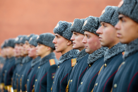 MOSCOW, RUSSIA - NOVEMBER 08, 2017: The Honor Guard of the 154 Preobrazhensky Regiment in the infantry uniform at the solemn event. 
Alexander Garden, Moscow.のeditorial素材