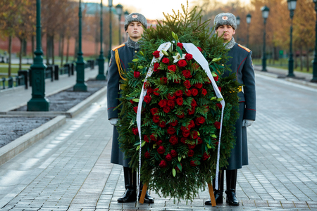 MOSCOW, RUSSIA - NOVEMBER 08, 2017: The Honor Guard of the 154 Preobrazhensky Regiment in the infantry uniform at the solemn event. 
Alexander Garden, Moscow.のeditorial素材